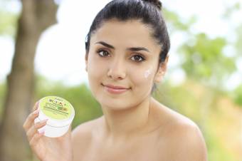 Crema para el rostro de SINIVALIA | Crema antiedad de noche e hidratante con aceite de rosa e incienso para pieles secas o grasas | Cuidado antiarrugas para ojos, cuello, cuerpo, manos y pies - 150 ml