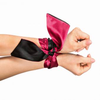 Venda de ojos en calidad SM con discreta bolsita - máscara para ojos fetiche de satén en negro / rojo - juguete BDSM para pareja - 150 cm de largo. Envíos a València