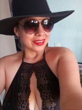 Alivia tu tensión sexual Karminaa atiendo en hoteles pareas en el texto