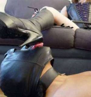 Me apetece humillarte, tenerte a mis pies,