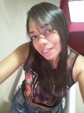 Chica complaciente y traviesa