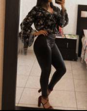 Tengo todo lo que necesitas en una joven escort