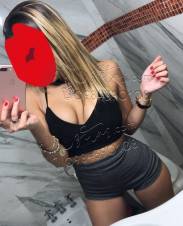 TE INVITAMOS A COMERTE A ESTA POLLITA CALENTONA