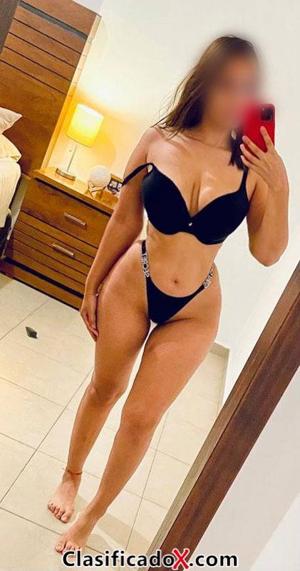 Muy jovencita, caliente y muy atrevida en la cama