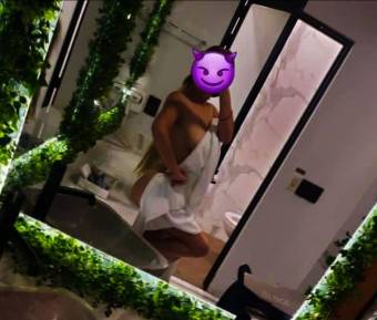 Ariadne joven atractiva con un delicioso trato para ti