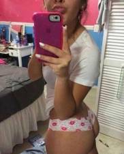 Me pone cachonda tocarme las tetas,