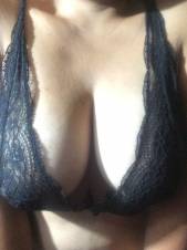 Brasilera hace show cam a 5 euros