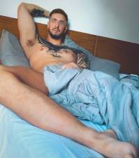 niño caliente y atrevido en la cama