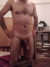 Hombre maduro, cortes y discreto