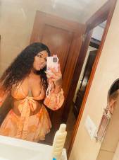 soy laura una morena muy completa y divertida, me encanta bailar y disfrutar de la buena musica no lo pienses mas y ven a mi piso a disfrutar de todo
