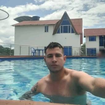 Hola te gusta la compañía sexo morbo y besos soy versátil cm 21 disponible me llama Daniel tengo 25 años mido 1.75 soy blanco alto belludo simpático a