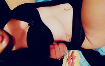 Peli negra tatuada