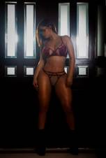 Colombiana con curvas exuberantes y ardientes