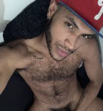 Atractivo joven negro, alto, dorado y peludo
