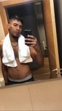 SOY DEIVY CHICO ACTIVO TENGO MUY RICA POLLA