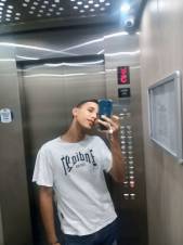 Joven complaciente