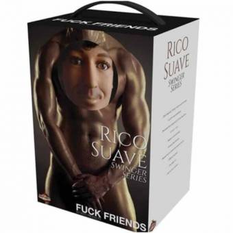 El rostro sexy de Rico con ojos realistas, junto con una boca suave y dispuesta, está hecho de una goma de gelatina firme y flexible que es perfecta