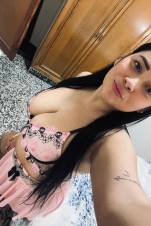 Soy latína  juguetona y complaciente