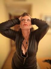 LADY TRIZIA HUMILLACIÓN SCAT LLUVIA DORADA JUEGO ROLES FETICHES FINDOM FEMDOM