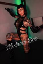 Mistress Boo, Estricta, fetichista y sádica.