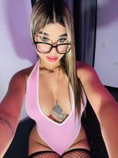 Soy el deseo que te consume, la tentación que no puedes resistir. Mi cuerpo habla en silencios, mis caricias son promesas que se cumplen, y mi boca… s