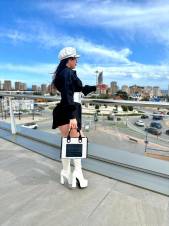 COLOMBIANA DE PASO POR VALENCIA