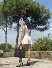 Soy calor, roce y tentación… lista para envolverte.