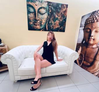 Luciana: La Compañera Elegante y Estilosa que Mereces
