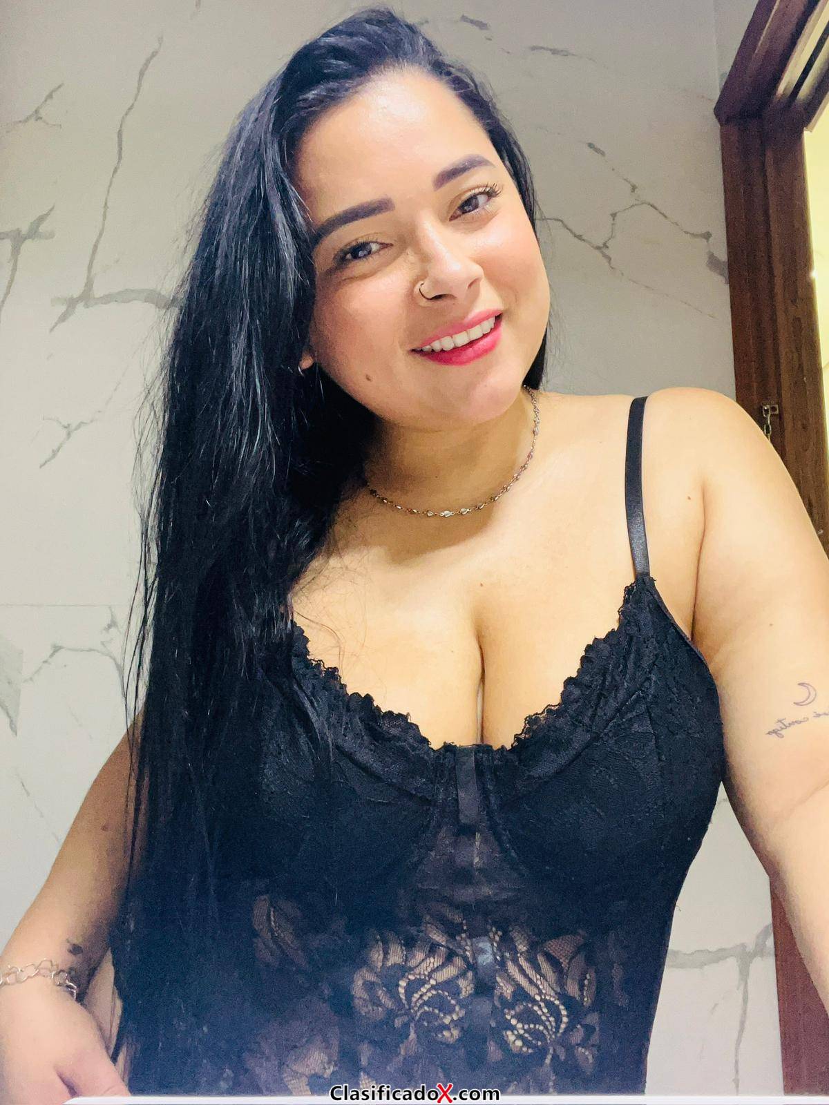 Soy latína  juguetona y complaciente