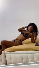 NIÑATA DESEANDO APRENDER A MAMAR