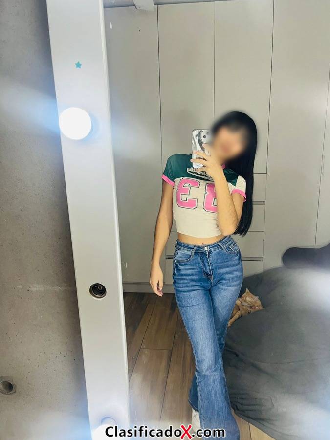 Cuerpo delgadito, muy suave al tacto y muy coqueta