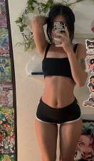 Tetas fuera, coño mojado… entra ya o me corro sola”