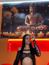 Una Latina Elegante que Disfruta Crear Momentos Especiales