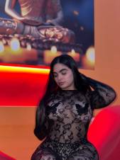 Una Latina que Disfruta Crear Momentos Íntimos y Especiales