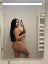 Soy latína  juguetona y complaciente