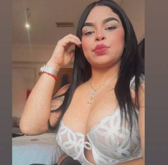 Soy Gina ven y lame mis tetas enormes