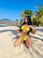 ESTRELLA: Latina dominante y sin filtro. Curvas firmes, mirada que manda y actitud que no negocia.