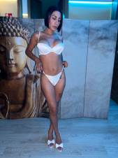 Morena sofisticada y trato delicado