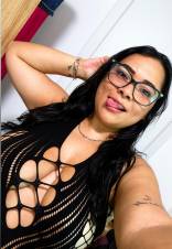 Latina muy caliente te quiere chupar la polla