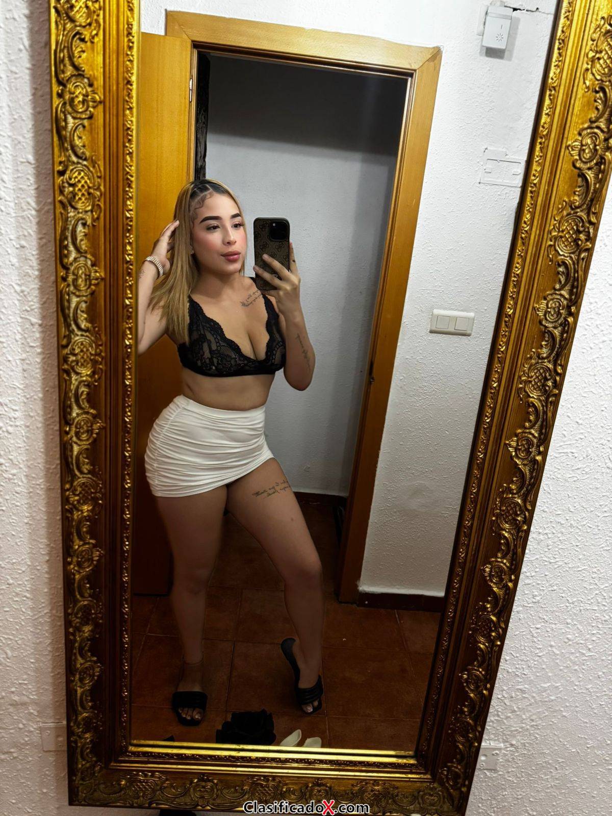 Latina muy caliente te quiere chupar la polla