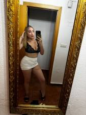 Latina muy caliente te quiere chupar la polla