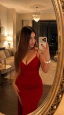 Latina traviesa, golosa y adicta a la leche